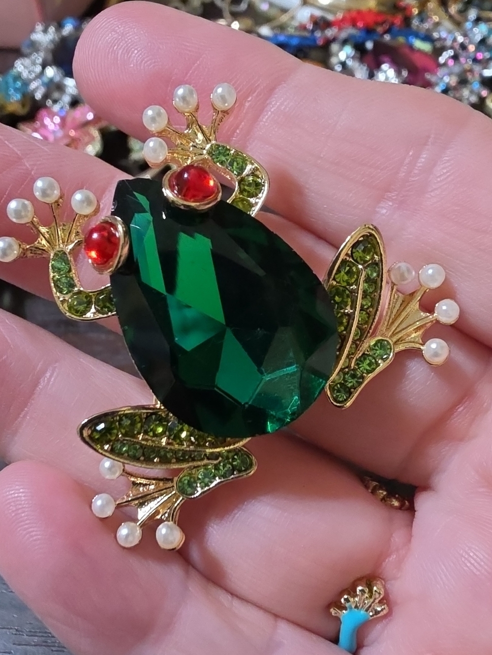 A115- Green Crystal Frog Brooch